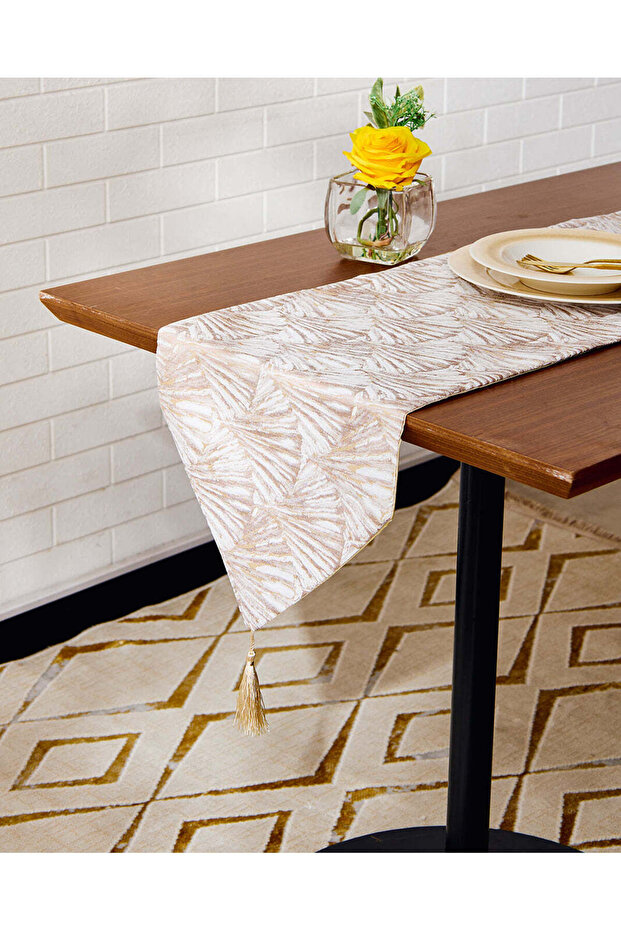مفرش طاولة طويل مطبوع باللون الذهبي - 1