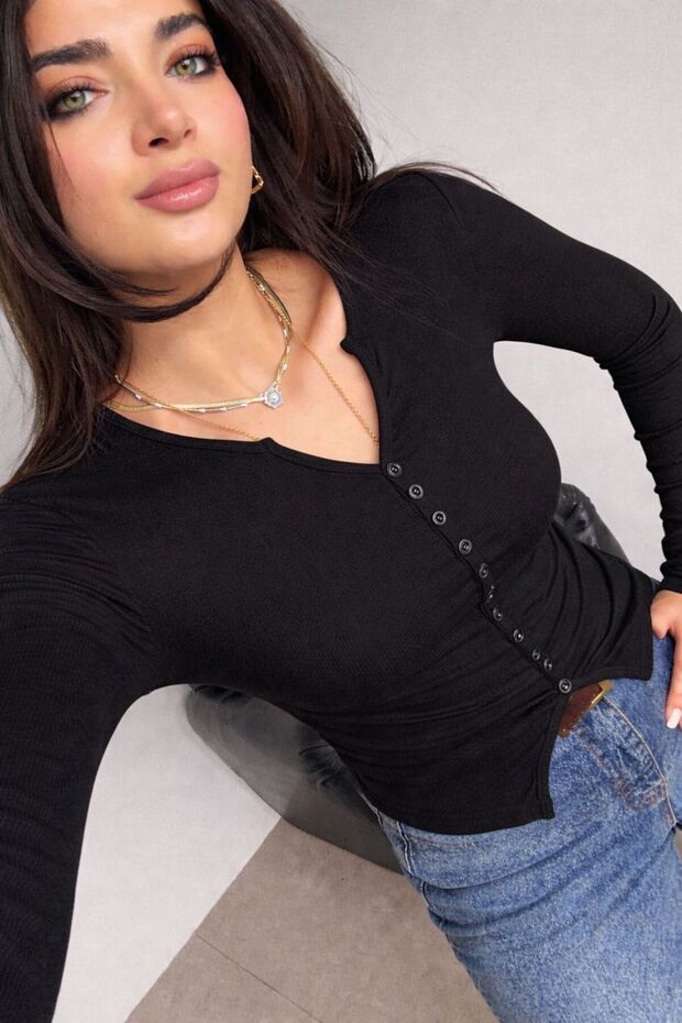 بلوزة نسائية بأزرار