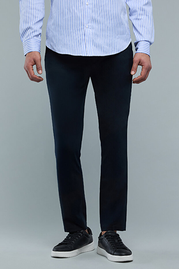 Solid Chinos with Button Closure - 1