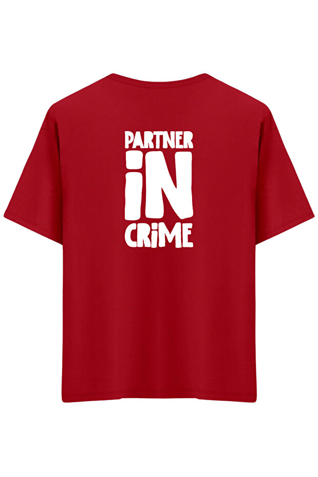 تي شيرت Partner in Crime مطبوع ذو ياقة دائرية واسعة الحجم