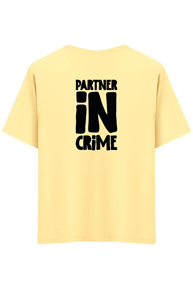 تي شيرت Partner in Crime مطبوع ذو ياقة دائرية واسعة الحجم