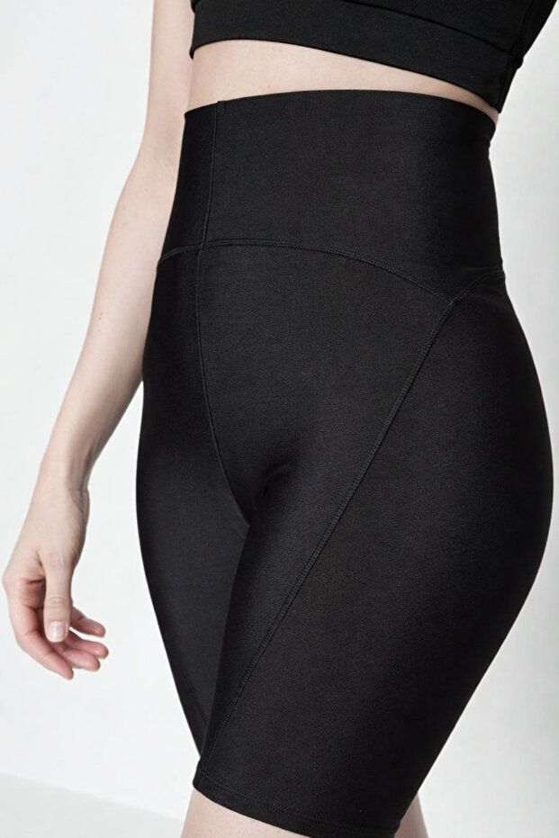 سروال قصير نسائي من قماش إنترلوك عالي الخصر مقاس كبير T يبرز انحناءات الجسم Biker Short Leggings