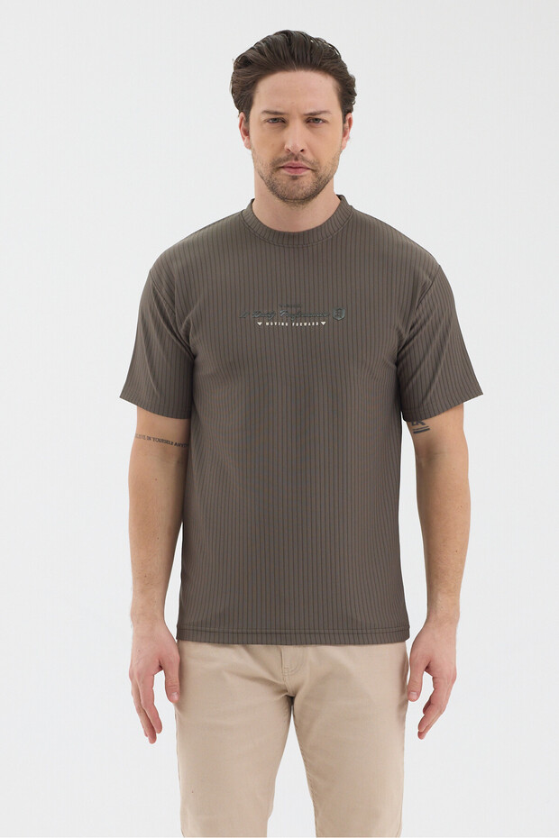 Men's Khaki Color Jacquard Fabric Self-Dyed Striped Printed Slim Fit T-Shirt