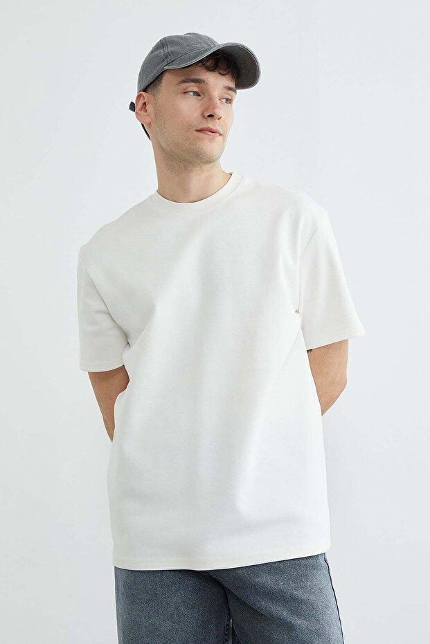 تي شيرت بيسك باللون الأسود ذو ياقة دائرية - 3