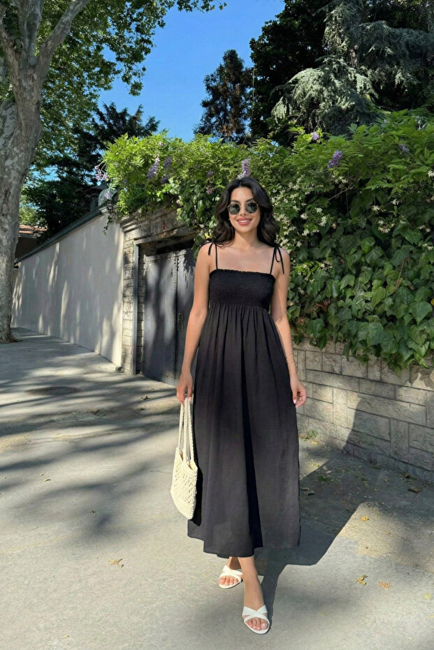 فستان أسود مزين بالترتر مع أشرطة من الخيوط
