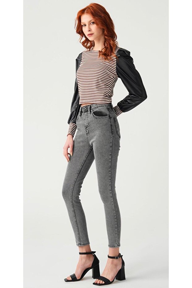 Gray Women's E Stretchy Recovery Tight-Leg Jeans