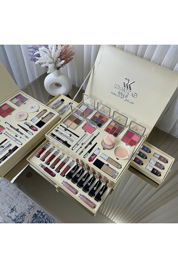 A complete makeup kit. - 2
