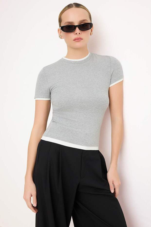 Gri Melanj Viskoz/Yumuşak Kumaşlı Renk Bloklu Vücuda Oturan Esnek Örme T-Shirt TWOSS24TS00063 - 1