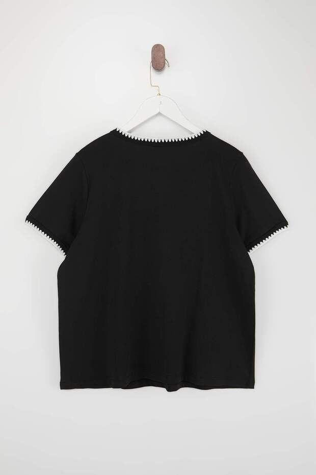 Siyah %100 Pamuk Kontrast Dikiş Detaylı Bisiklet Yaka Örme Büyük Beden T-Shirt TBBSS26BF00015 - 6