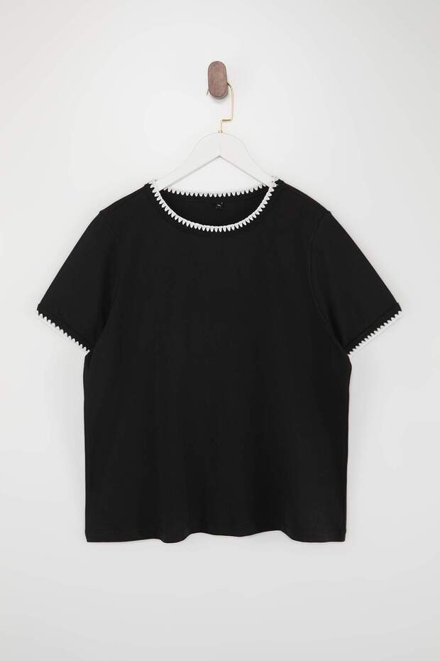 Siyah %100 Pamuk Kontrast Dikiş Detaylı Bisiklet Yaka Örme Büyük Beden T-Shirt TBBSS26BF00015 - 4