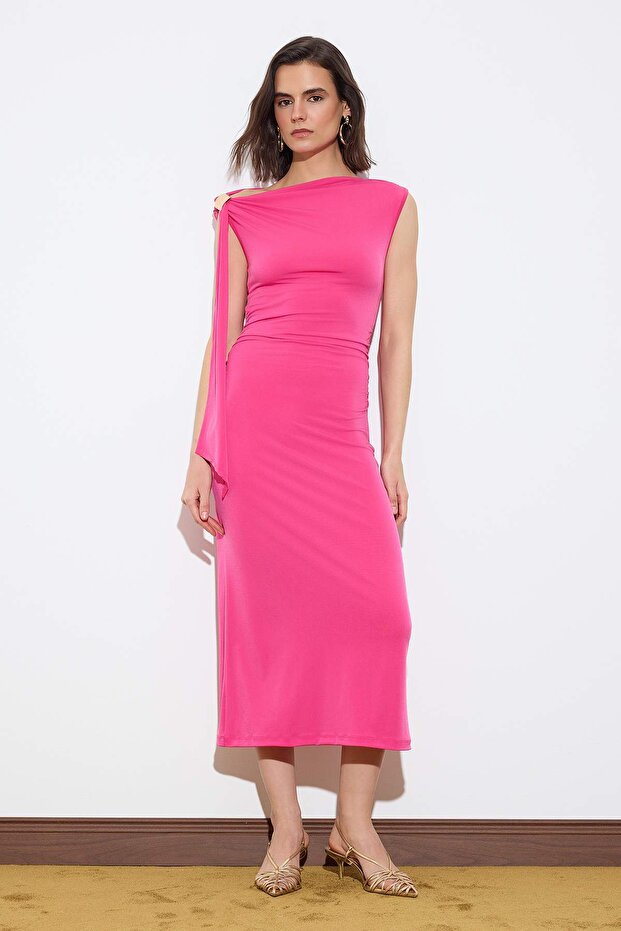 Limited Edition Fuşya Bodycon Asimetrik Yaka Kolsuz Aksesuarlı Maxi Esnek Örme Elbise TWOSS26EL00258 - 1