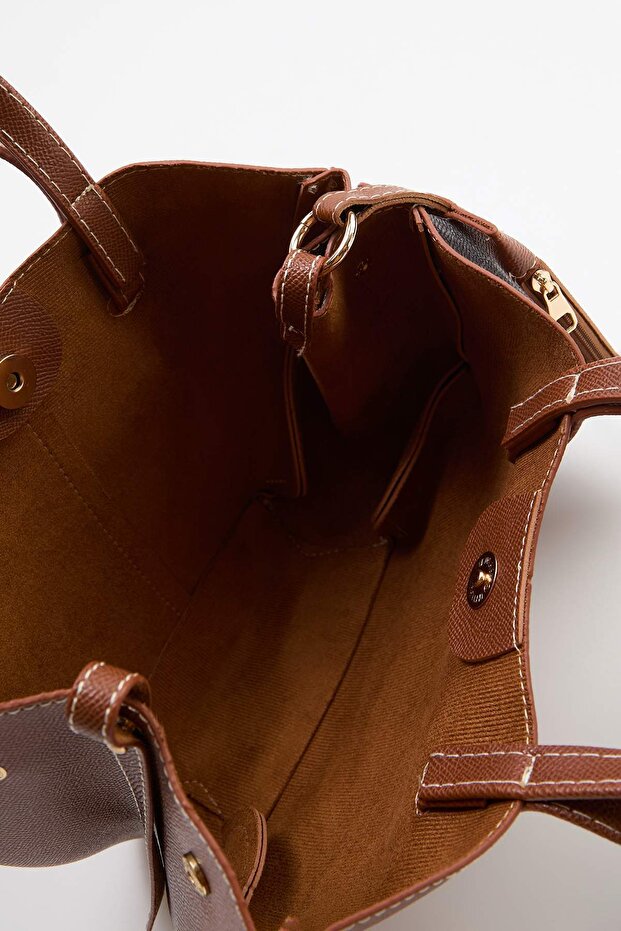 Hellbraune kleine Damentasche mit Nähdetails und Welpenmotiv TAKSS26OC00076 - 8