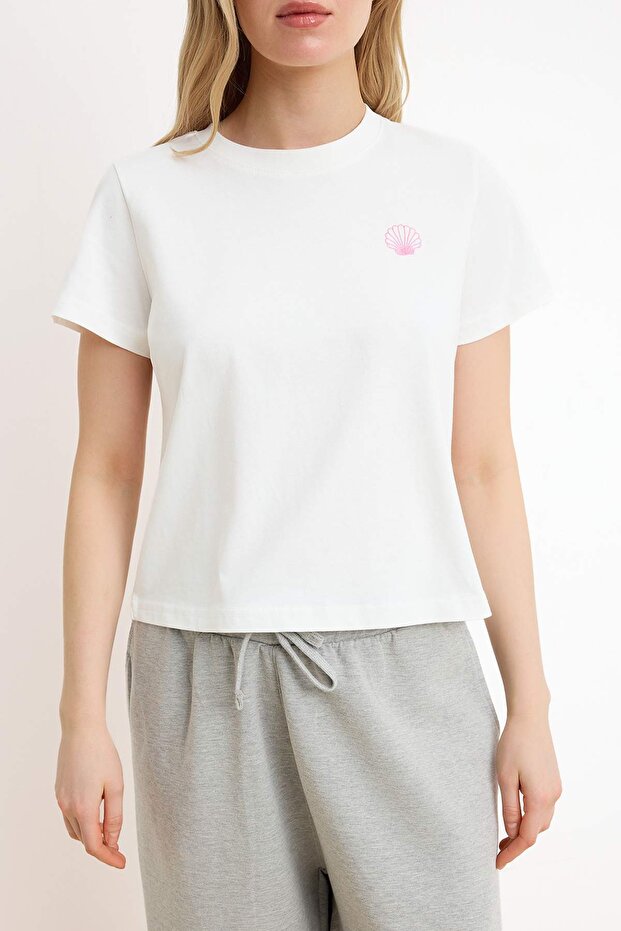 Ekru Nakışlı Regular/Normal Kalıp Kısa Kollu %100 Pamuk Örme T-Shirt TWOSS26TS00124 - 3