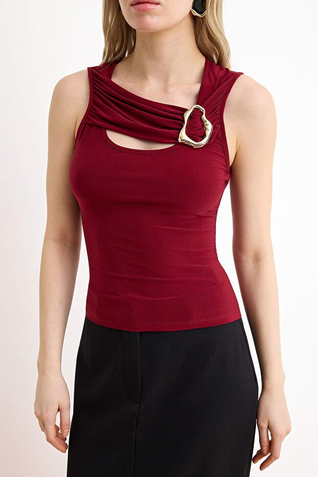 Bordo Fitted/Vücuda Oturan Havuz Yaka Kolsuz Aksesuar Detaylı Esnek Örme Bluz TWOSS26BZ00472 - 3