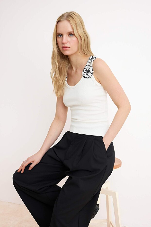 Ecru Fitted/Body-Fitting Pool Neckline Accessory Detailed Ribbed Stretchy Knitted Undershirt Twoss26Al00023