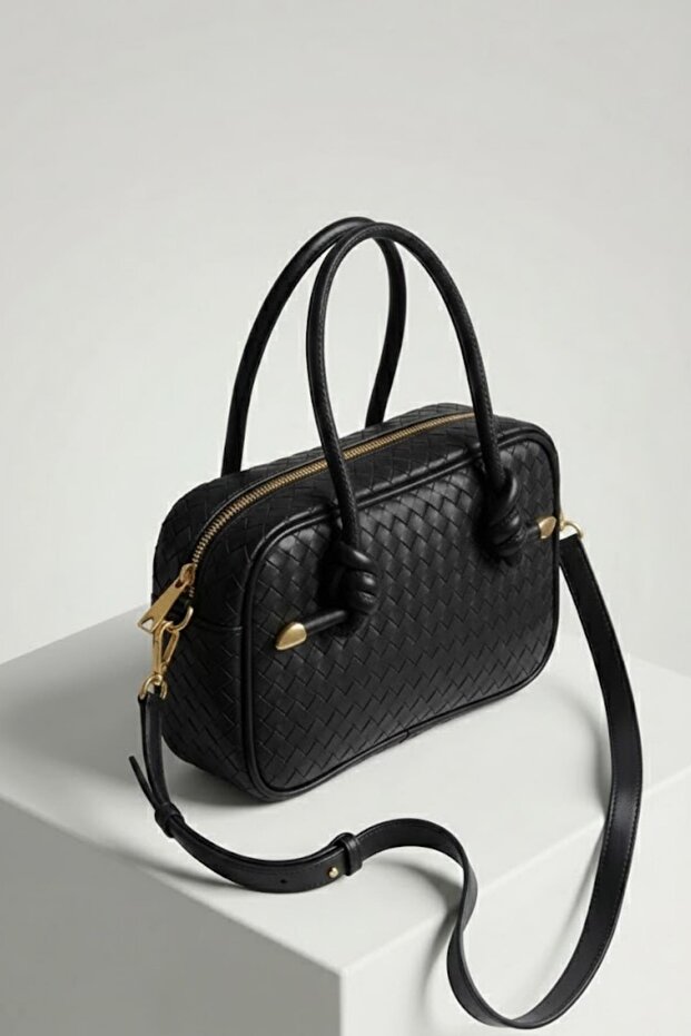 9228 حقيبة كتف مضفرة باللون الأسود - 1