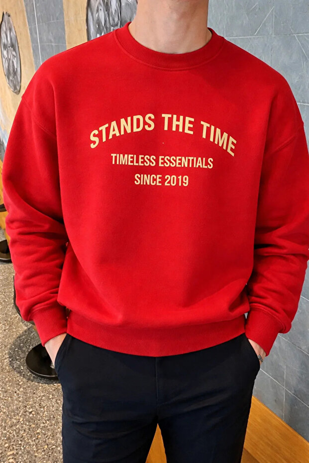 سويت شيرت رجالي باللون الأحمر مطبوع عليه Stands The Time ذو ياقة دائرية كبيرة الحجم