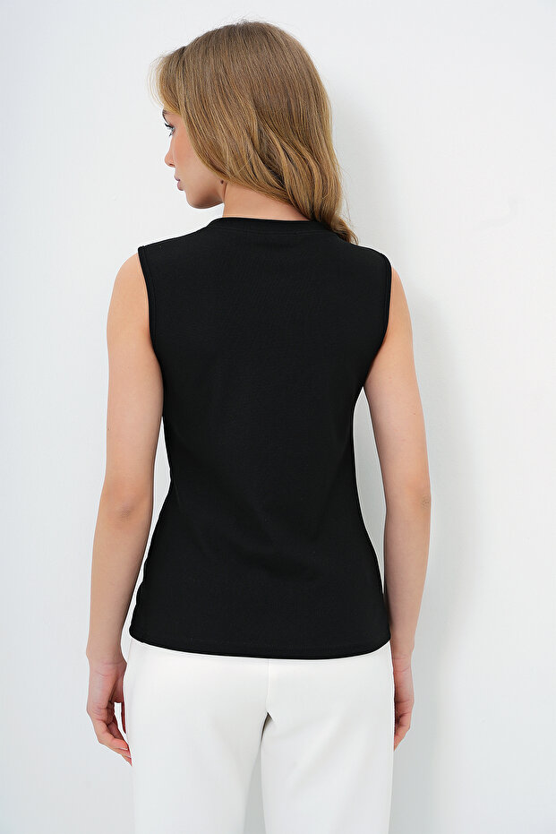 Schwarze Ottoban-Bluse mit Rundhalsausschnitt und goldenen Knöpfen ALC-X13729 - 6