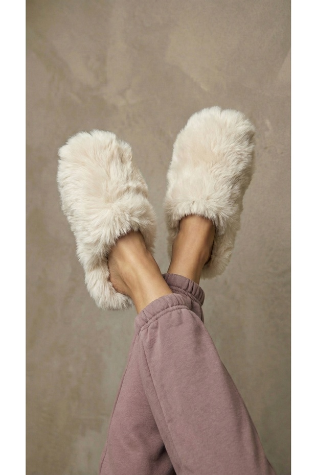 Women's Cream Closed-Front Extra Long Soft Furry House Slippers 2cm Bynd04