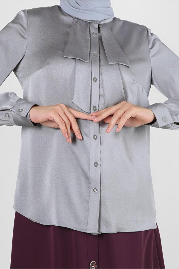 بلوزة من الساتان بأزرار 43867 - 4