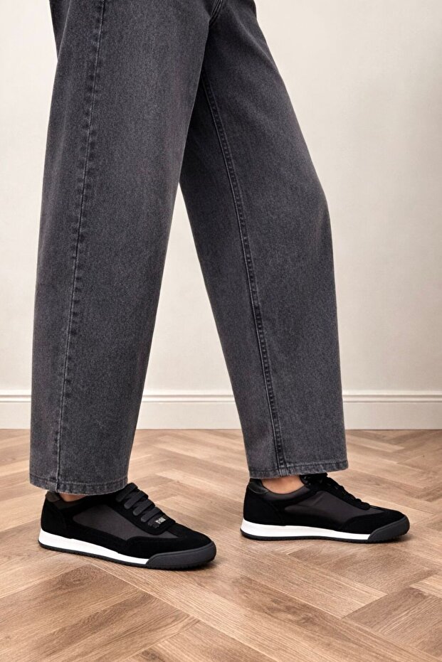 Women's Sneaker with Flat Sole and Laces