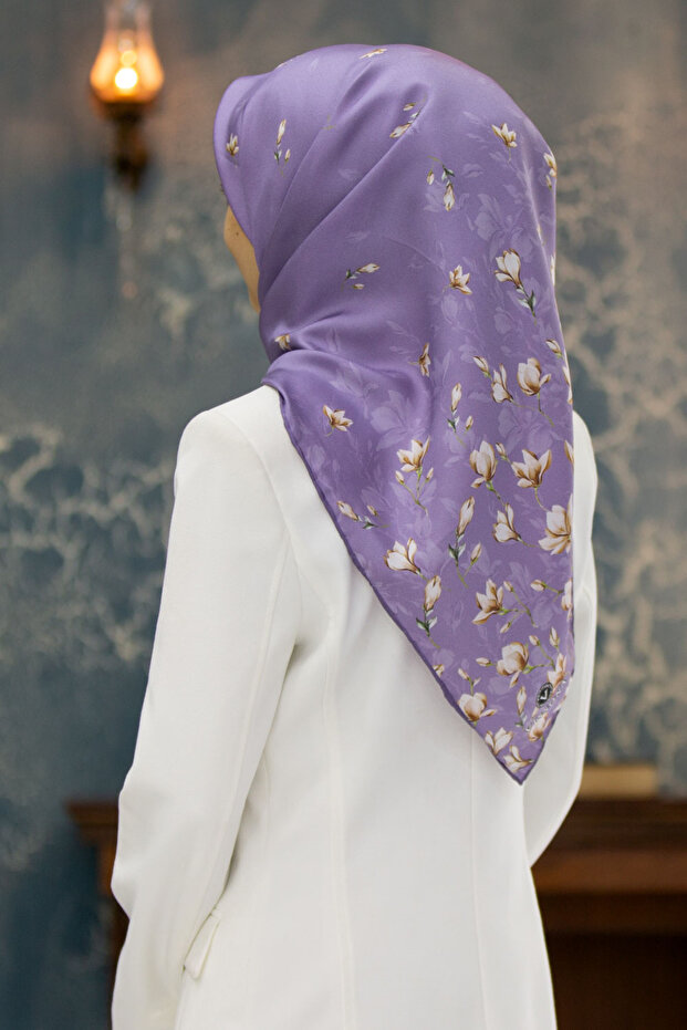 57% Silk 43% Viscos Twill Silk Floral Pattern Lilac Color 90X90 Scarf Planting Shape : Hand Sewing