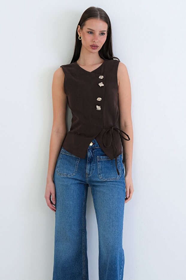 بلوزة بدون أكمام بأزرار وربطة عنق - 2