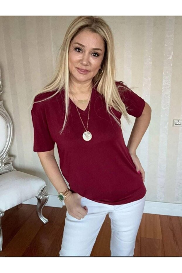 بلوزة نسائية قصيرة الأكمام برقبة على شكل حرف V