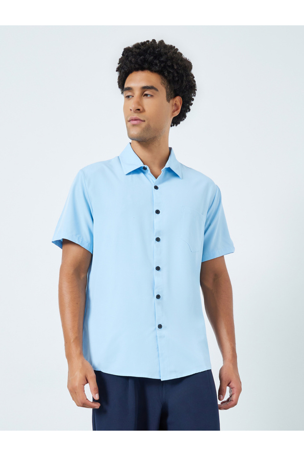 قميص رجالي أزرق فاتح بأكمام قصيرة