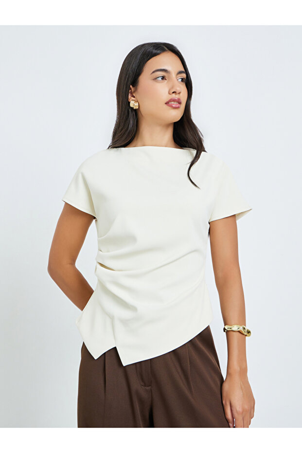 بلوزة بيضاء سادة بحافة غير متماثلة - 3