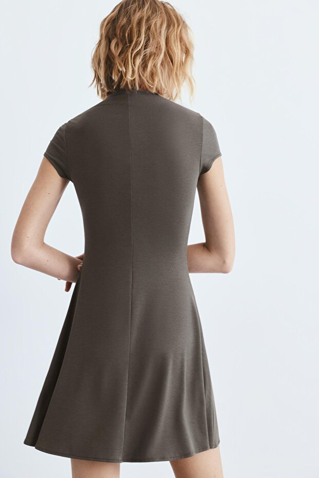 Dik yaka kısa elbise - 5