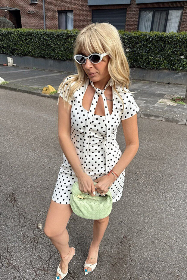 فستان أبيض قصير بتصميم منقط - 2