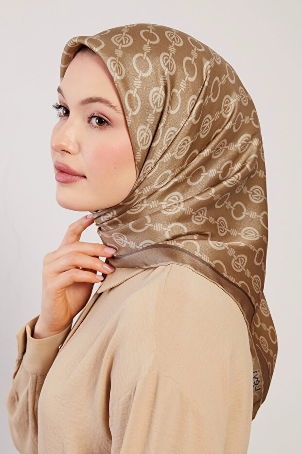 وشاح كريستالي بنمط سلسلة باللون الأخضر الزيتي