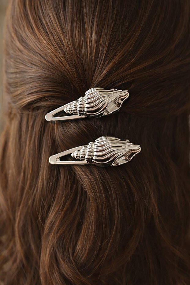 مشبك جانبي على شكل صدفة بحرية فضية اللون مكون من قطعتين