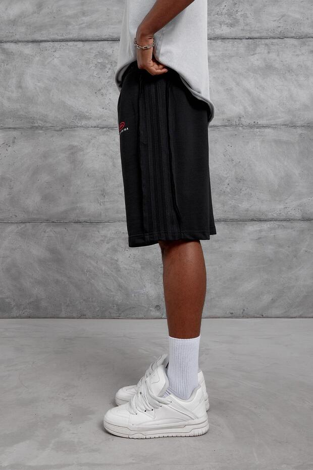 شورت أسود مطبوع بتصميم NAKIS كبير الحجم - 5