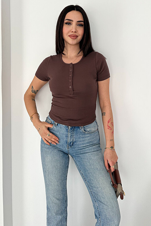 بلوزة ريبانا بأزرار أساسية - براون هينلي - 3