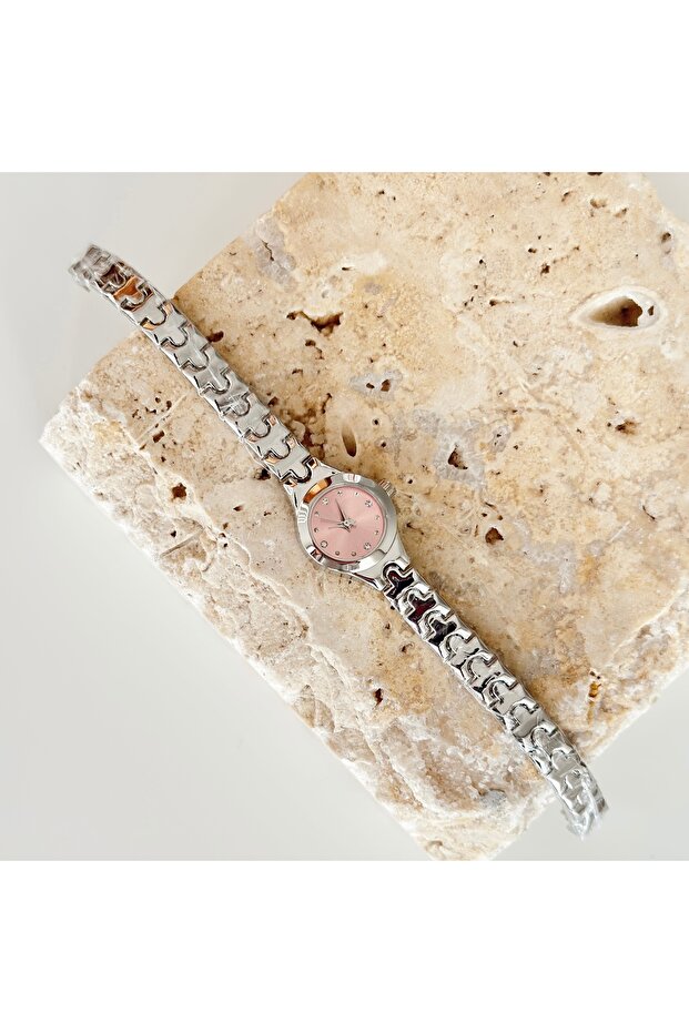 ساعة فضية صغيرة باللون الوردي - 2