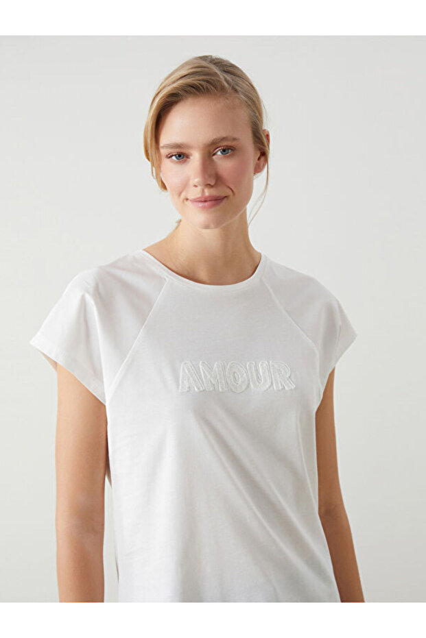 Esvab • Modern & Distinctive Zero Roba Collar Embroidered Women's T-Shirt