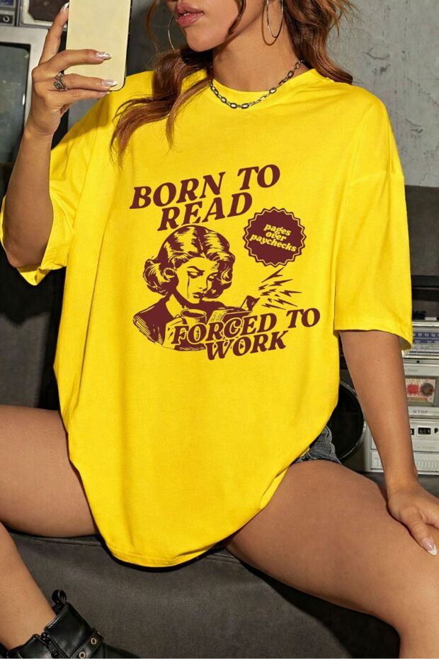 تيشيرت نسائي ذو رقبة دائرية كبيرة الحجم من Born to Read مطبوع