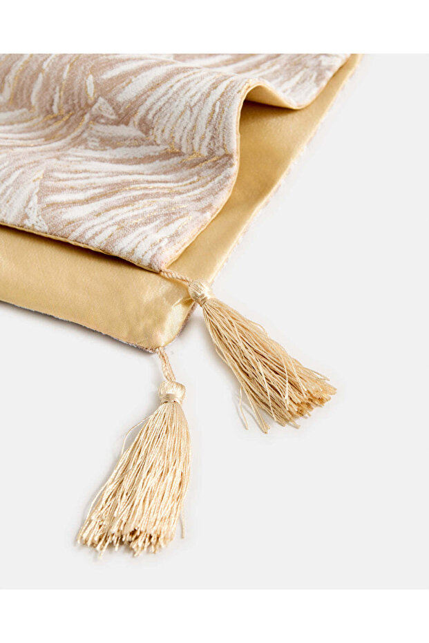 مفرش طاولة طويل مطبوع باللون الذهبي - 4