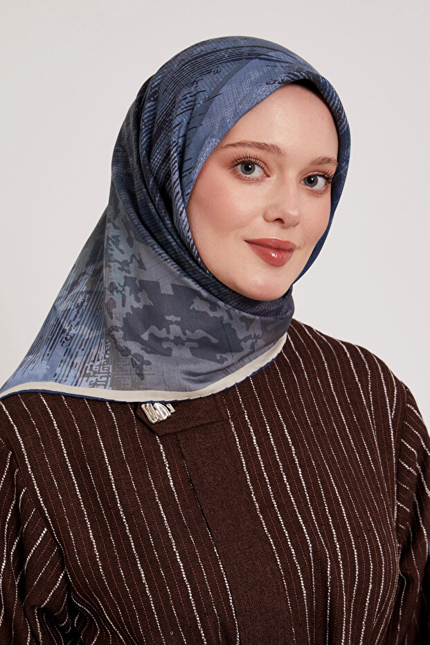 وشاح رويال بنمط الباتيك باللون الأزرق النيلي - 1