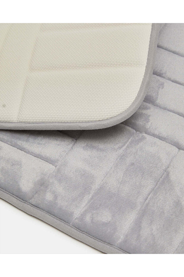 حصيرة حمام من الإسفنج الذكي باللون الرمادي الفاتح - 5