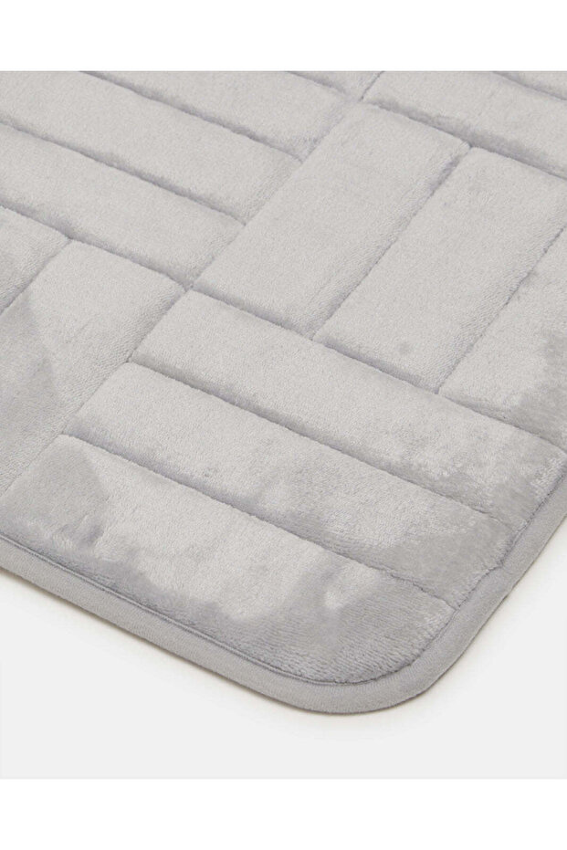 حصيرة حمام من الإسفنج الذكي باللون الرمادي الفاتح - 4