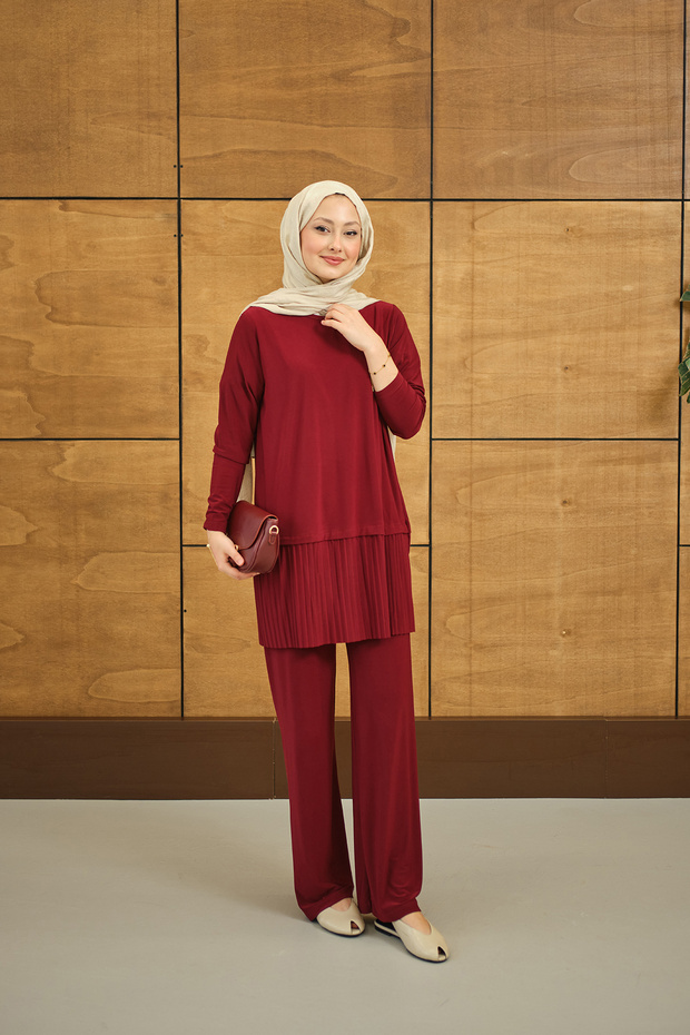 Women's Pleated Crew Neck Set in Burgundy