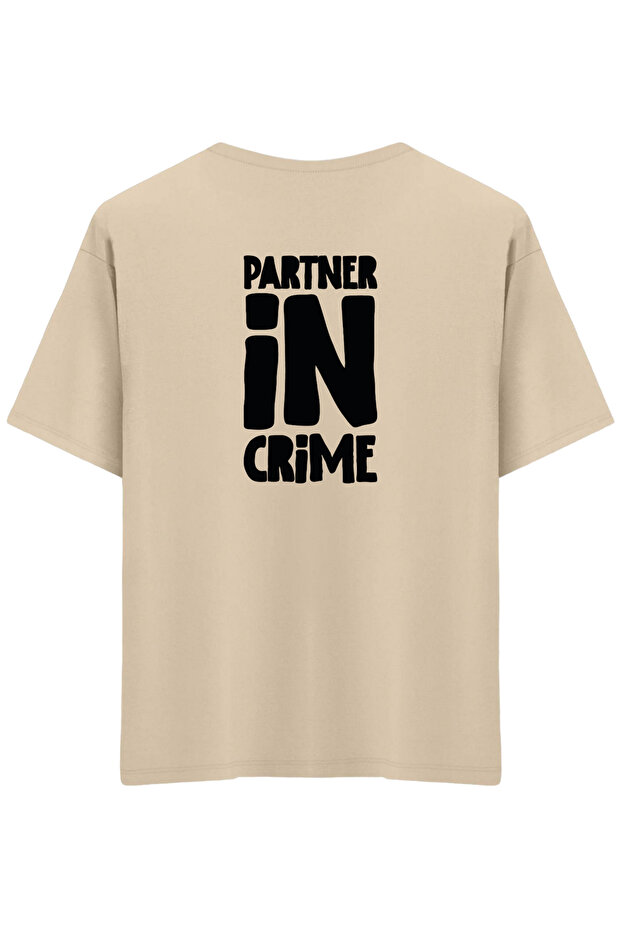 تي شيرت Partner in Crime مطبوع ذو ياقة دائرية واسعة الحجم