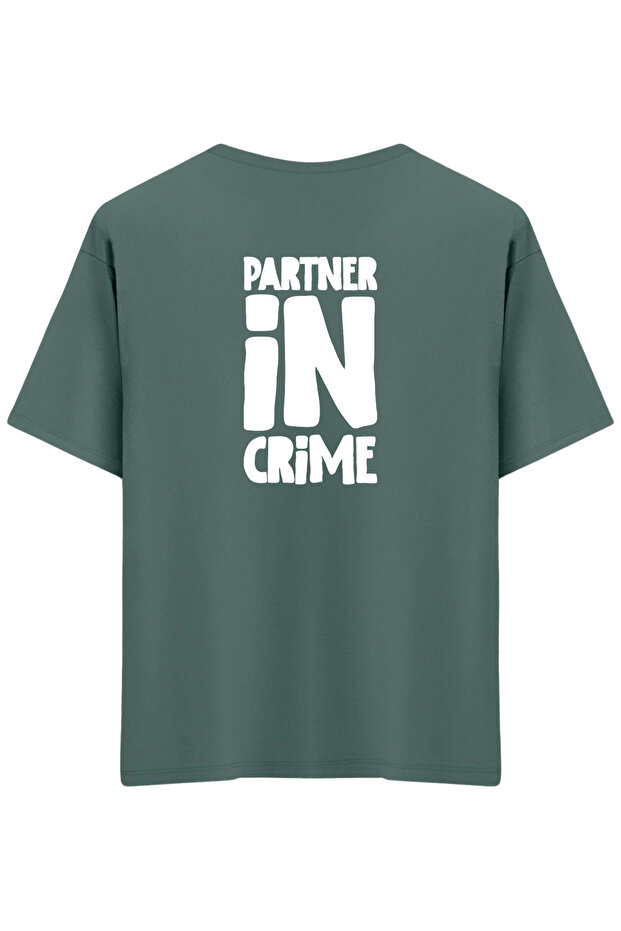 تي شيرت Partner in Crime مطبوع ذو ياقة دائرية واسعة الحجم