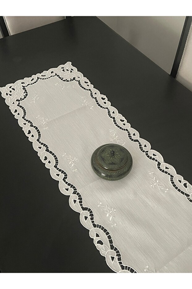 Çiçek İşlemeli Gardenya Runner
