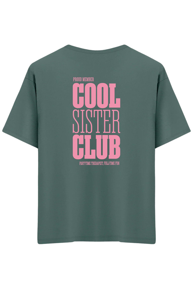 تي شيرت Cool Sister Club مطبوع ذو ياقة دائرية كبيرة الحجم