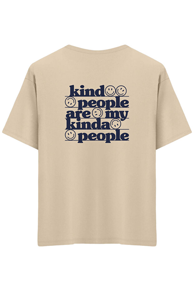 تي شيرت Be Kind مطبوع ذو ياقة دائرية كبير الحجم