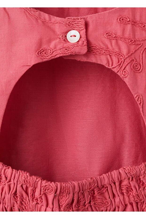 Sırtı açık işlemeli elbise - 5